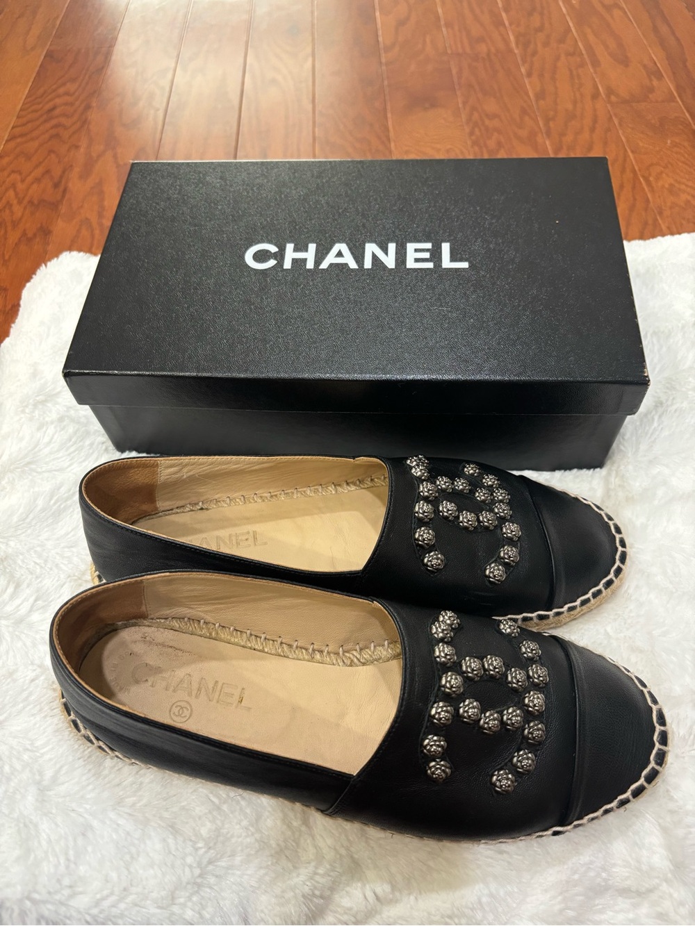 Pre-owned CHANEL Black Leather Espadrille Flats with Embellished CC - Picture 11 of 16